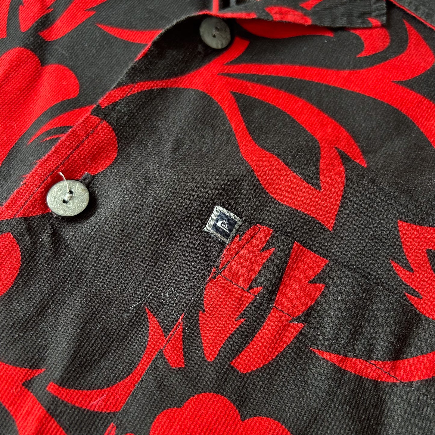 Quiksilver Black & Red Floral Hawaiian Shirt – 100% Cotton