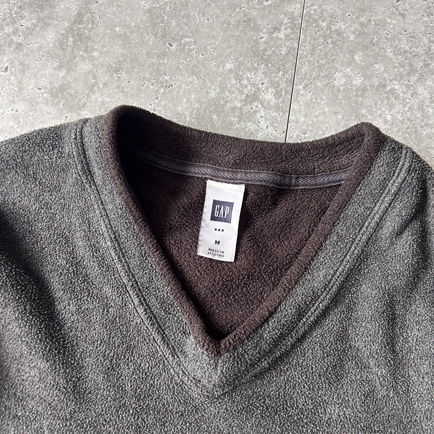 GAP V-Neck Fleece Pullover in Dark Grey