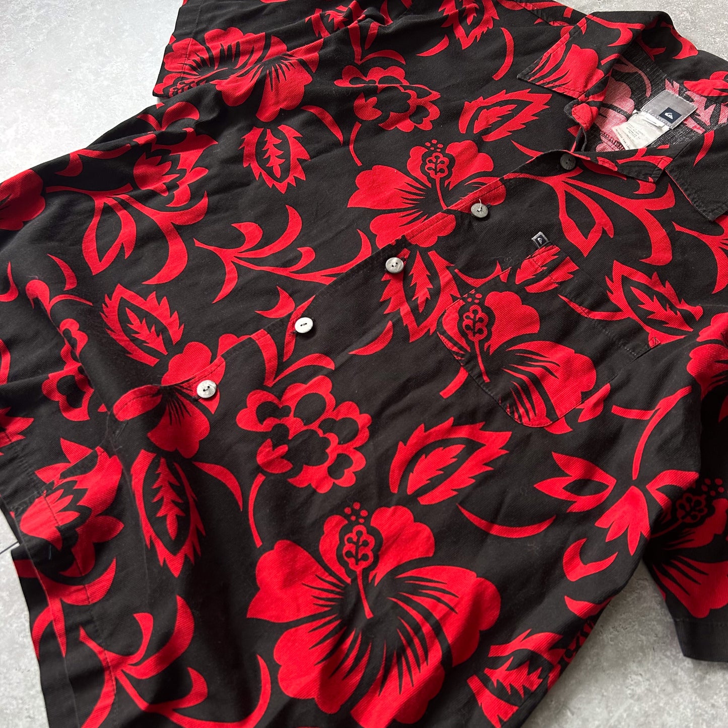 Quiksilver Black & Red Floral Hawaiian Shirt – 100% Cotton