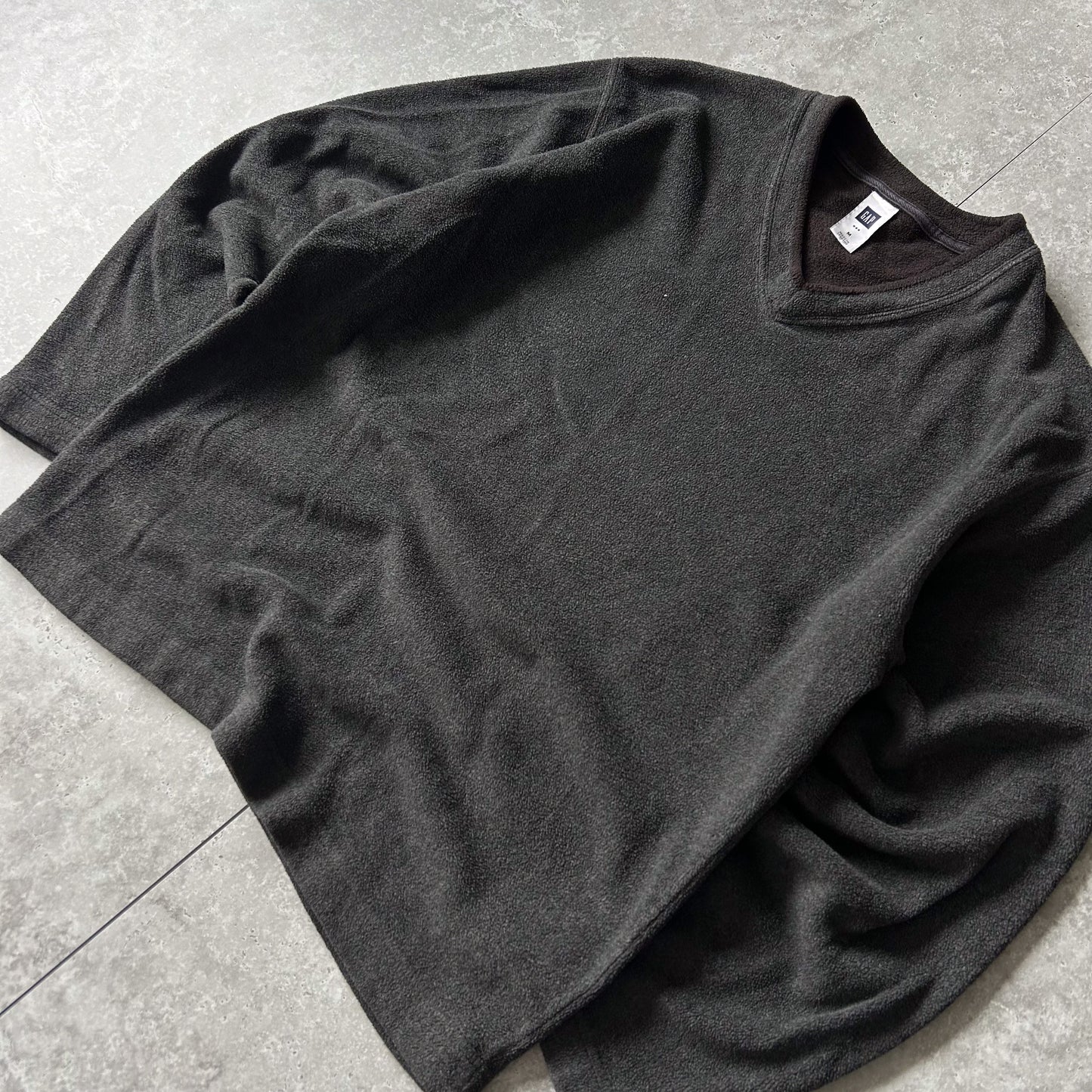 GAP V-Neck Fleece Pullover in Dark Grey