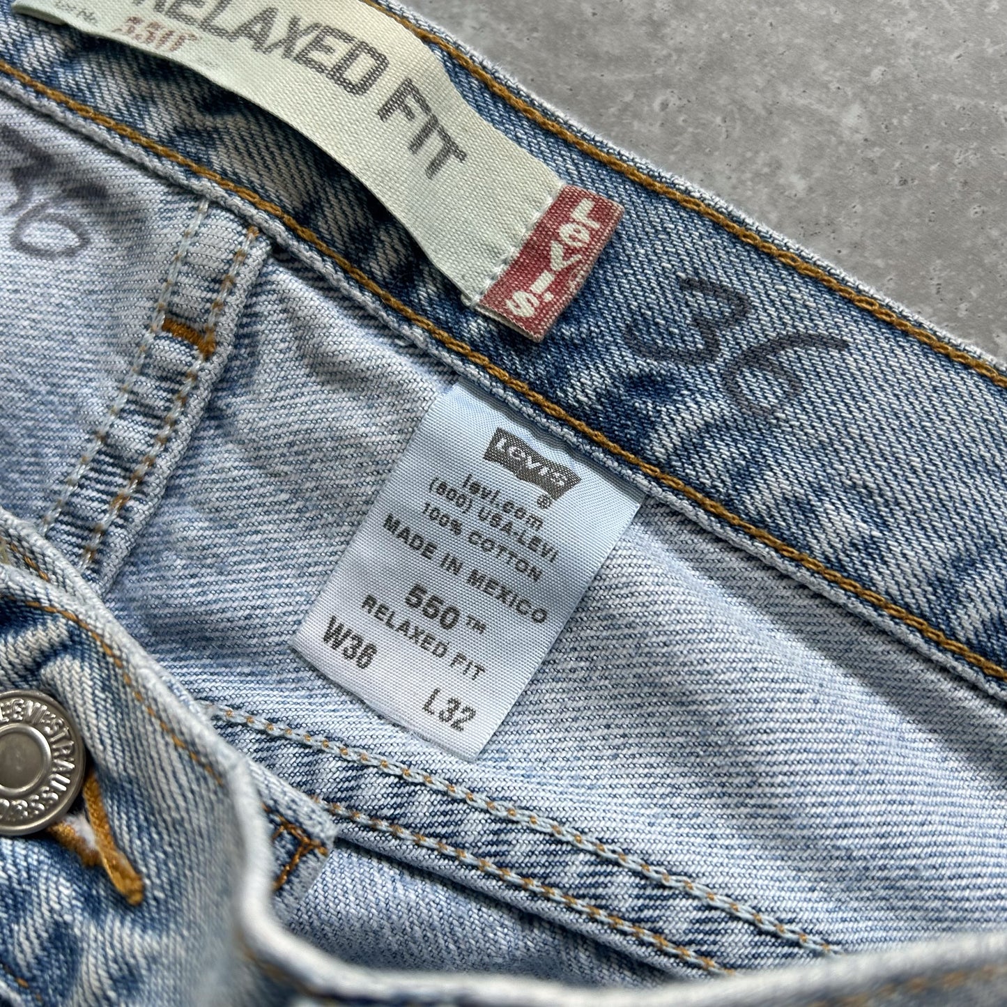Levi's 550 Relaxed Fit Jeans - Light Wash